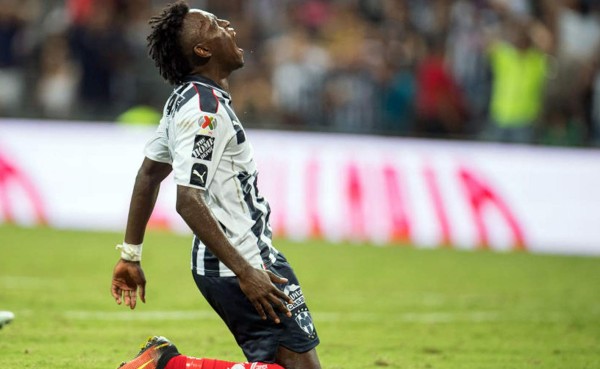 La afición de Monterrey comienza a meter presión a Alberth Elis
