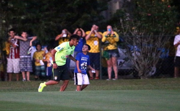 Neymar y su gesto generoso con un niño