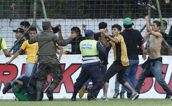 Policía prohíbe ingreso de menores de edad con las Barras de equipos