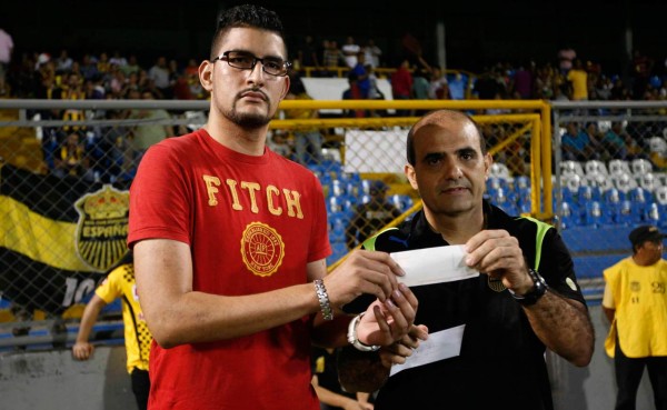 Real España entrega donativo a la familia del técnico Hernán García