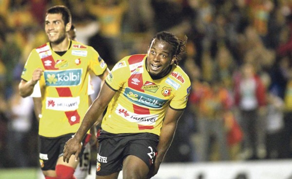 Víctor 'Mambo' Núñez marca de forma espectacular su gol 230 en Costa Rica