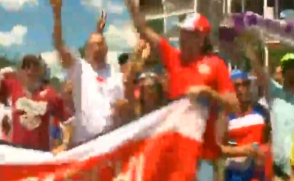 Los ticos llenan de cánticos y color la Fan Zone de Orlando