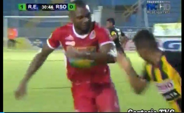 VIDEO: Tacleada de Colón al Chino López y el árbitro le perdona la roja