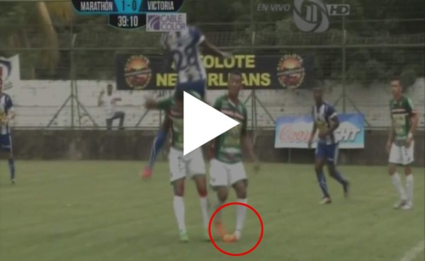 VIDEO: Jugador de Marathón se lleva susto al doblarse el tobillo