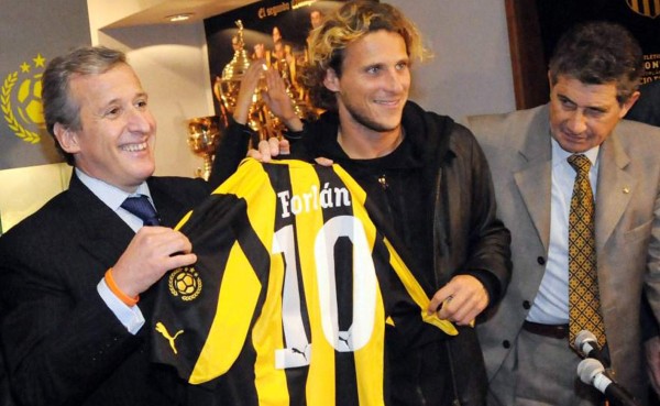 Diego Forlán fue presentado como nuevo jugador del Peñarol