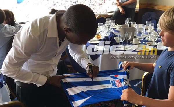 La celebración del Ascenso del hondureño Juan Carlos García con el Wigan