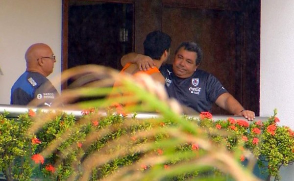 Luis Suárez devastado, aparece llorando en concentración de Uruguay