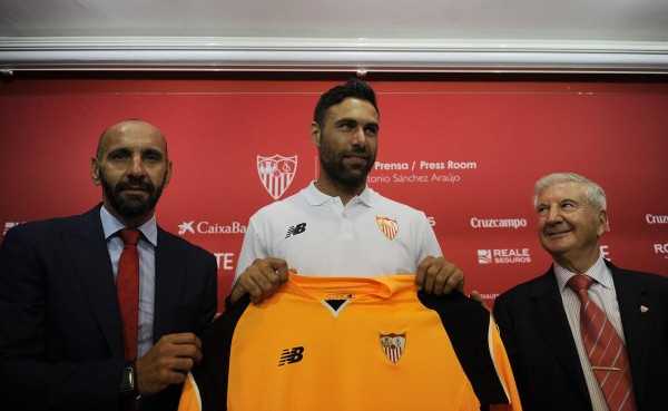Sirigu es presentado como nuevo portero del Sevilla