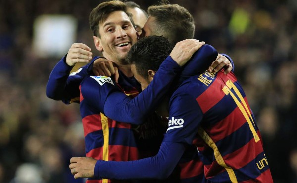 Barcelona le gana caliente derbi al Espanyol en Copa del Rey