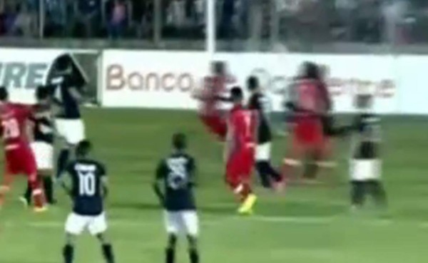 VIDEO: Beliceño Woodrow West 'regala' el primer gol al Olimpia