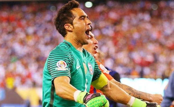Claudio Bravo estalla en redes sociales por críticas por su ausencia con Chile