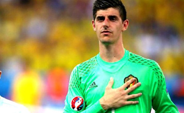 VIDEO: El gesto que hace Courtois siempre durante el himno de Bélgica
