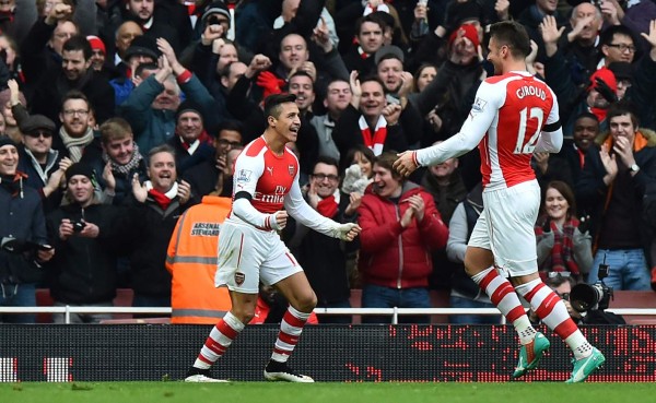 El Arsenal goleó al Stoke y recupera terreno en la Premier