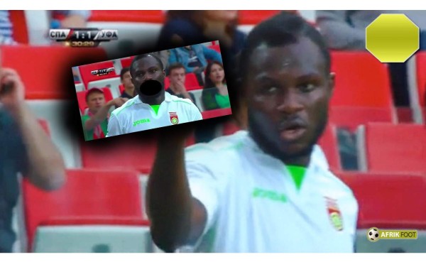 VIDEO: Lo expulsan por responder con gesto obsceno a insultos racistas