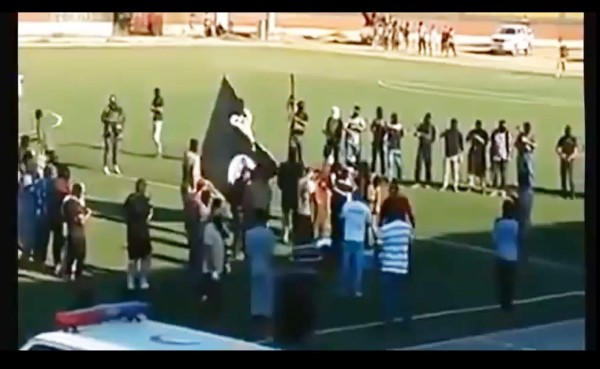 VIDEO: Extremistas ejecutan a ladrón en estadio de fútbol en Libia