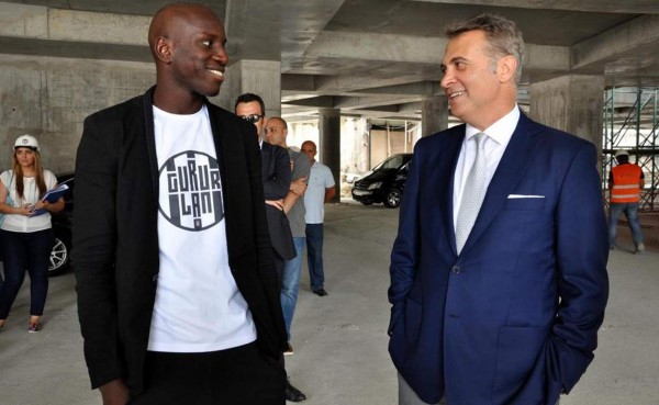 Goleador senegalés Demba Ba llega a Estambul para firmar con Besiktas