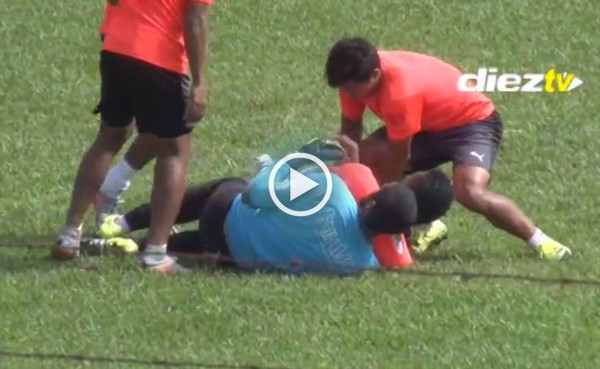 Video: Carlo Costly las hizo de luchador en pleno entrenamiento del Olimpia