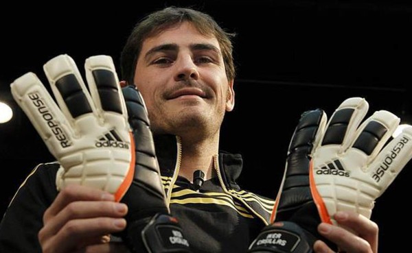 Los guantes de Casillas salen a subasta para la fundación de Sami Khedira