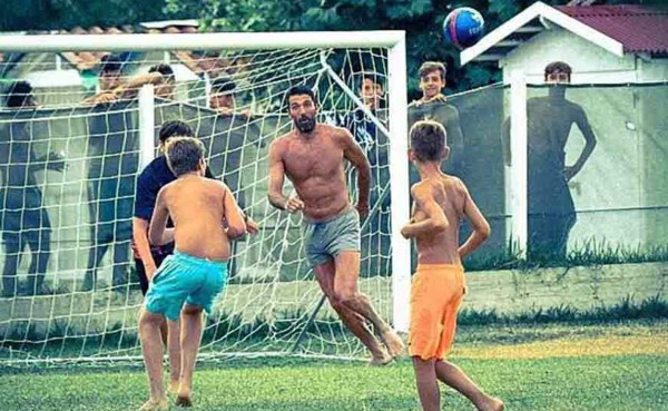 VIDEO: Buffon disfruta sus vacaciones jugando con niños en su natal Toscana