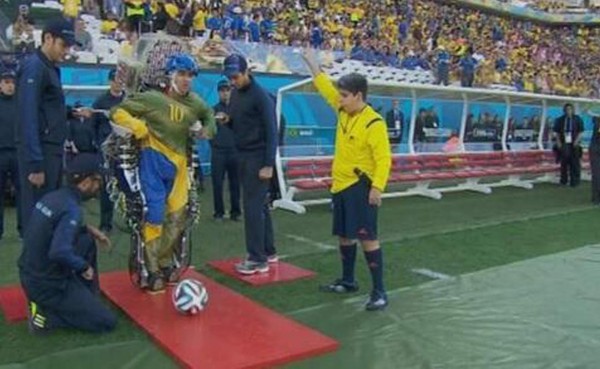 VIDEO: El saque con exoesqueleto que nadie vio en la apertura del Mundial