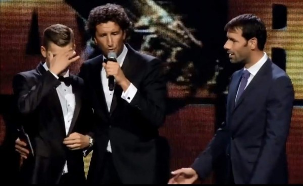 VIDEO: Delantero se desmaya en plena gala de premiación en Holanda