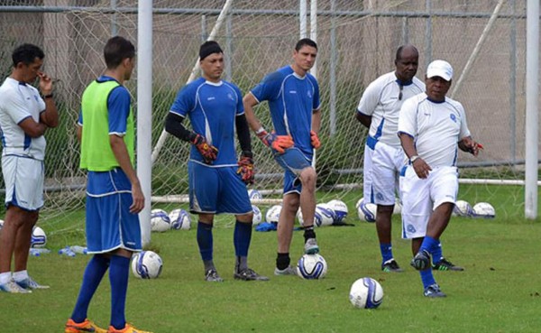 La falta de gol, el dolor de cabeza de Ramón Maradiaga en El Salvador