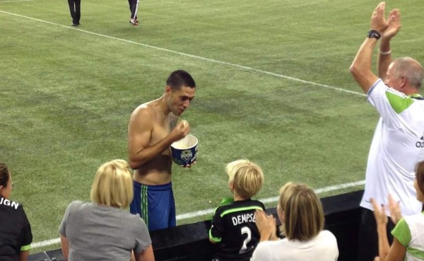 VIDEO: Clint Dempsey regala su camiseta a cambio de palomitas