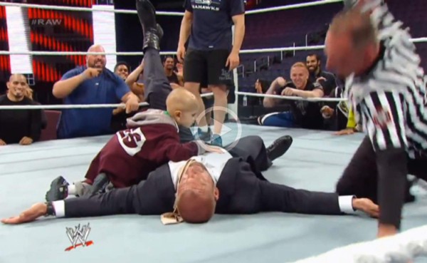 El emotivo homenaje en vida de las estrellas de la WWE a niño con cáncer