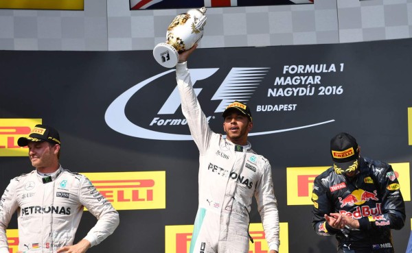 Lewis Hamilton supera a Rosberg en Hungría y le arrebata el liderato del Mundial