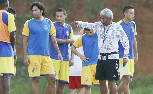Héctor Castellón: 'Ni padre ni sargento, soy un compañero del grupo'