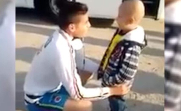 VIDEO: Gran gesto de James Rodríguez con un niño que le regaló un dibujo