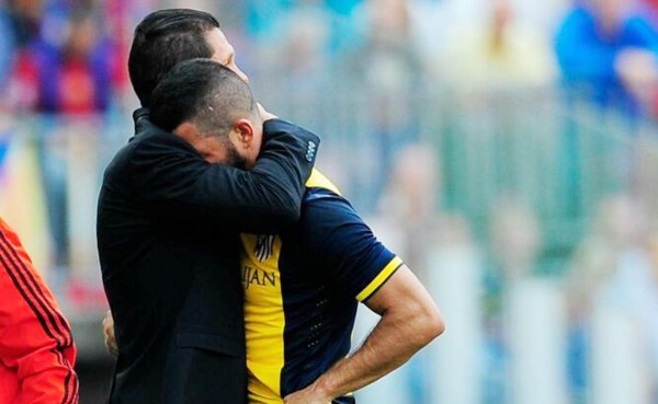 VIDEO: Arda Turan sale lesionado y es consolado por Simeone