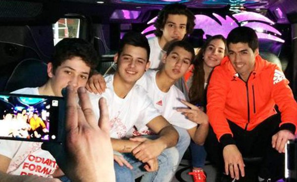 VIDEO: Luis Suárez sorprende a aficionados en una tienda