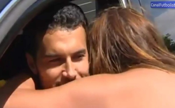 Pedro consuela a una aficionada que llora por su posible salida del Barcelona