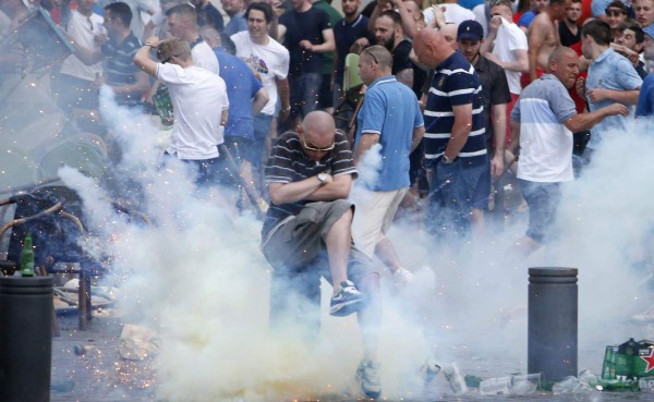VIDEO: Los 'hooligans' siguen empañando el inicio de la Eurocopa en Marsella&nbsp;