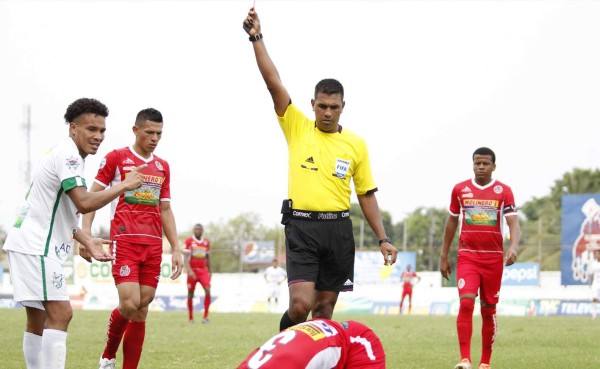 VIDEO: Rambo de León se ganó la expulsión en dos minutos