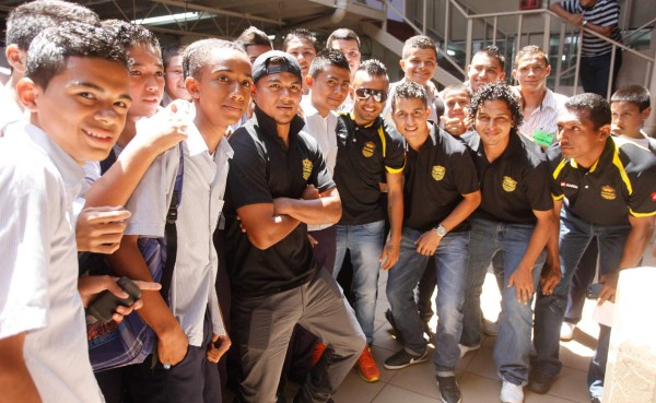 Jugadores del Real España desatan locura de estudiantes