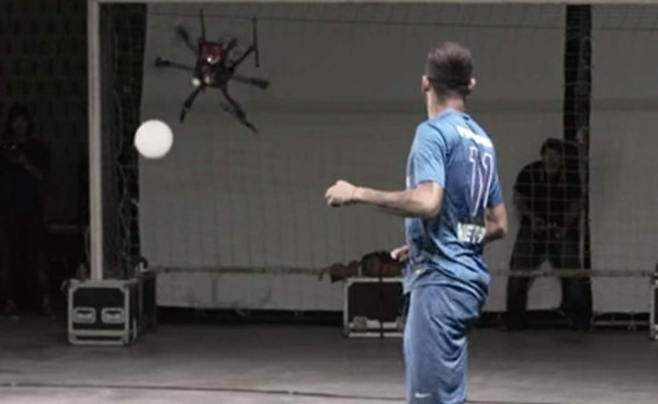 VIDEO: Neymar afina puntería derribando drones