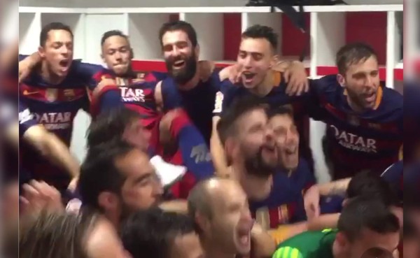 VIDEO: Neymar le da patada en la espalda a Piqué en festejo del título