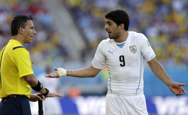 Asociación de Futbolistas Británica aboga por tratamiento médico a Luis Suárez