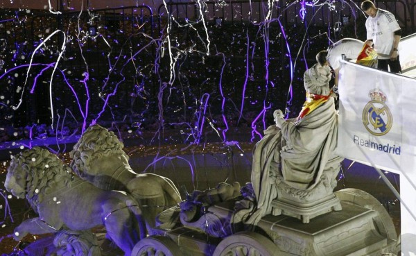 ¡Espectacular recibimiento al Real Madrid en la Plaza Cibeles!