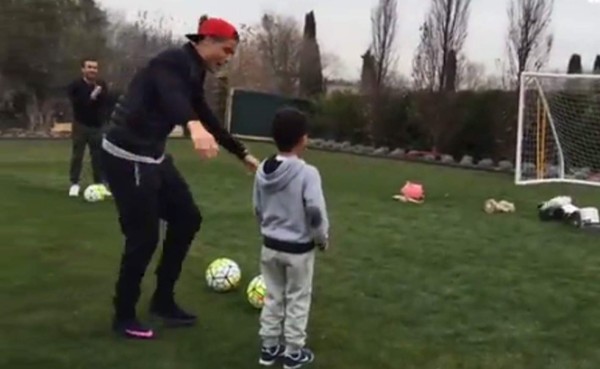 VIDEO: Cristiano enseña a su hijo a tener puntería frente al arco