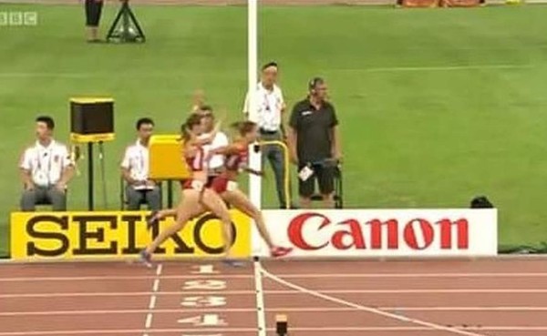 VIDEO: Corredora pierde medalla de bronce por celebrar antes de tiempo