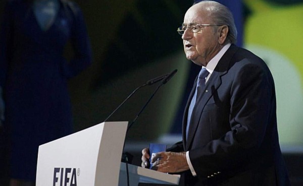 Joseph Blatter condena la acción de racismo sobre Alves