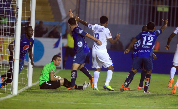 Olimpia derrota al Motagua con gol polémico