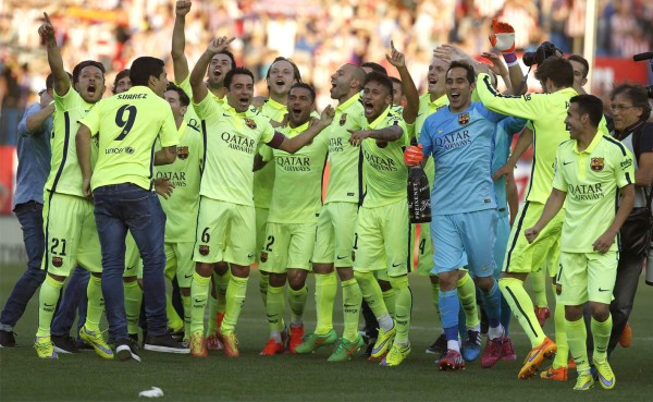 VIDEO: El Barcelona festeja el título en el césped del Calderón