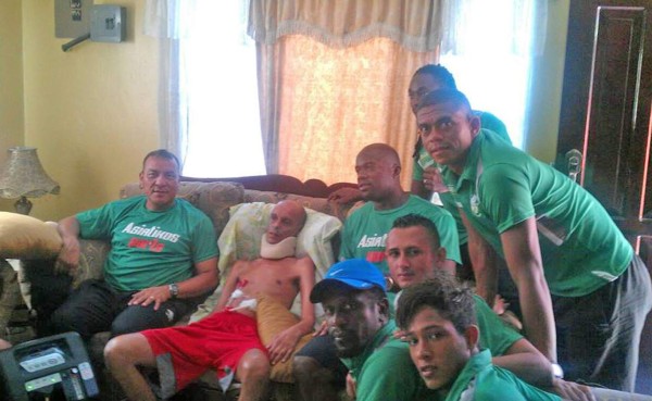 El plantel de jugadores del Platense visitó a Enrique Reneau