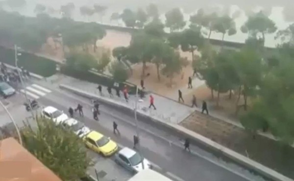VIDEO: Lamentable pelea entre aficionados del Atlético de Madrid y La Coruña