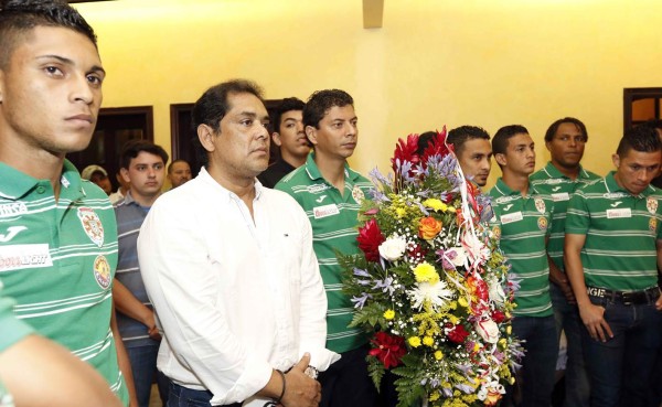 Plantilla del Marathón asiste al velorio del padre de David Suazo