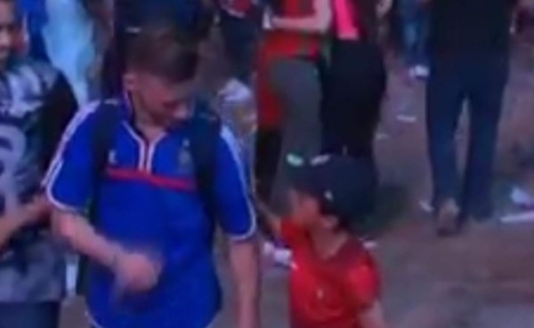 VIDEO: Niño portugués consoló a un aficionado de Francia tras la derrota